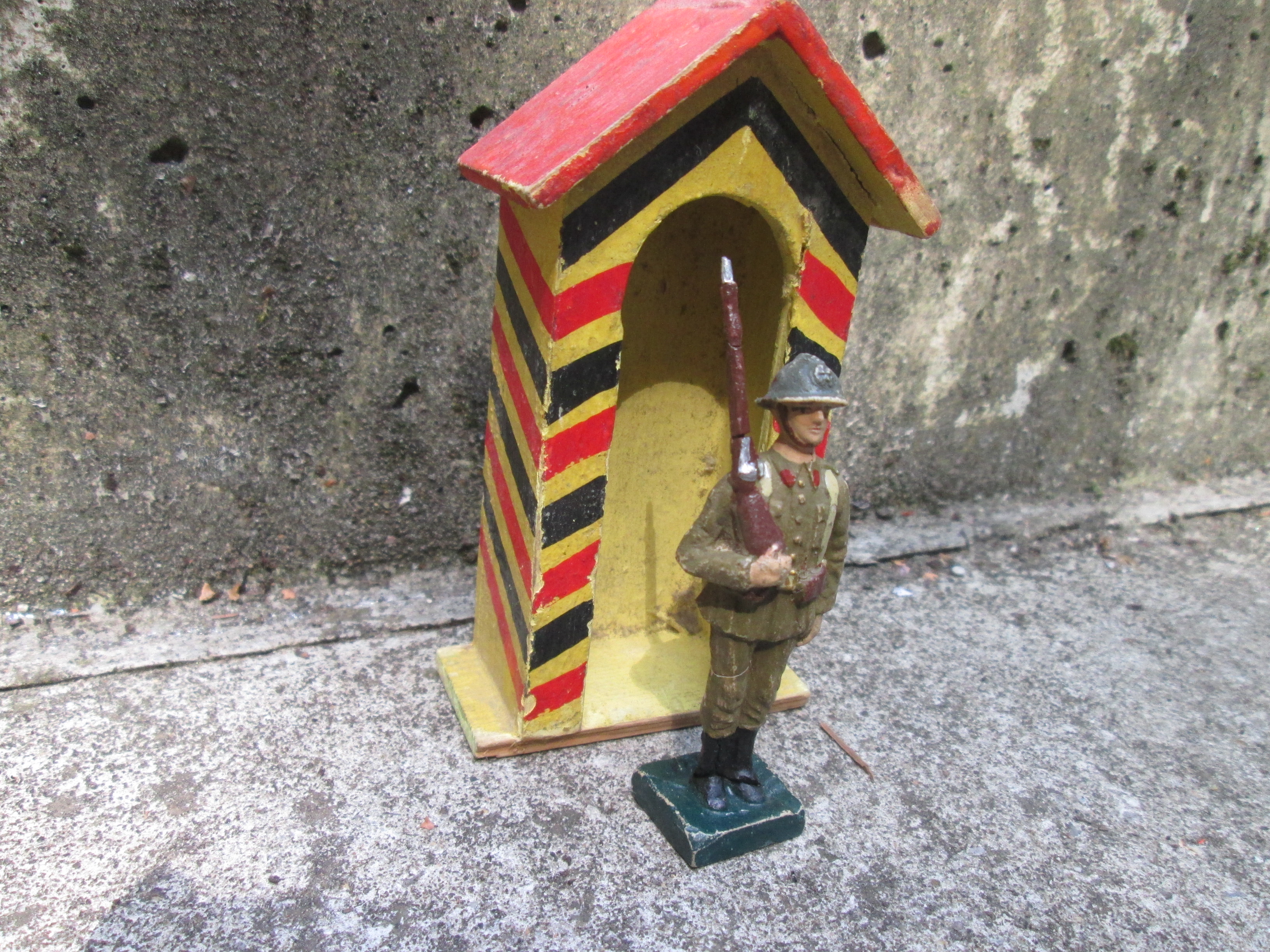 DURSO Belgium soldier on guard. Belgische soldaat op wacht met wachthuisje, leeuwembleem op de helm duidelijk zichtbaar zeldzaam stuk.