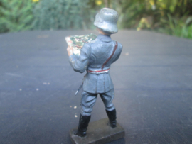 LINEOL German luftwaffe officer with dagger and map. Duitse luchtmacht officier met ponjaard en landkaart, goede staat apart figuur.