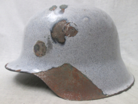Duitse helm model 1942, Geëmailleerd, voormalig pispot, helaas zonder handvat. dit werd gedaan om oorlogsmateriaal nuttig te maken voor burgers. ( Kriegsschrot). bijzonder stuk.