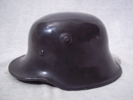 Duitse miniatuur helm Model 1916, zeer bijzonder is het formaat  15 bij 11 bij 9 cm. Dit is vrij groot, maar daarom is het ook een bijzonder press-papier. Zeldzaam stuk.