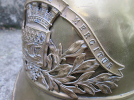 French firehelmet M1885, city of Mergitur PARIS. Franse brandweerhelm  wapen van Parijs, genummerd, voorzien van zwaar verguld helmembleem, montage kam is ook anders, bijzondere aanmaak.