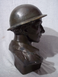 Statue of a British soldier with steelhelmet. signed G.CARLI - 1920-1949. Beeld van een Engelse soldaat met helm, gips, gebronsd, afmeting 30 x 25 x 20 cm. geicht 2,5 kilogram. Zeer net beeld.