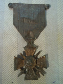 2 bronse French medals for a memorial plate. 2 bronzen Franse medailles van een monument. Croix du Guerre