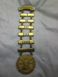 US sharpshooter badge of the NRA. National Rifle Association, Junior Division,  Amerikaans embleem scherpschutter bij de NRA
