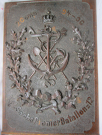 German wooden plaque. Duitse plaquette uit hout gesneden 2e Compagnie Konigliche Sächsische Pionier Batallon Nr.1 afmeting 33 bij 20 cm.