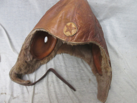 Japanese Army flight helmet, made of fur lined leather with imperial star on the front . with flight goggles (CAT EYE)  model. Japanse vlieger cap winter leer met vliegerbril zeldzame set. in zeer goede staat. TOP