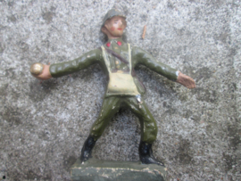 DURSO Belgium soldier throwing a handgrenate Belgische soldaat gooit handgranaat.