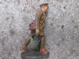 ELASTOLIN British soldier carrying 2 buckets. Engelse soldaat draagt 2 emmers kazerne leven. WO1 / WW1