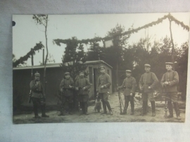 Photograph German soldiers. Groepsfoto van Duitse soldaten vroeg model uniform