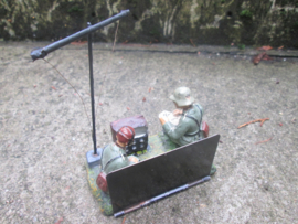 ELASTOLIN 2 German soldiers radiostation with morse code. 2 Duitse soldaten bij zendcentrale met metalen morse code plaatje leuk geheel.