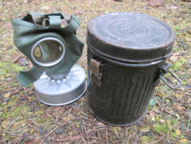 German civil defence gasmask in a nice marked tin. Duits gasmasket luchtbescherming, Luftschutz, mooi gemarkeerd