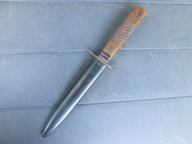 German close combat dagger used condition. Duits nahkampfmesser in schede gebruikte staat. misschien zijn de 2 strepen op het handvat wel triomf strepen.
