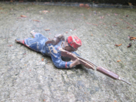 ELASTOLIN 10 cm. French soldier shooting played condition. Franse schietende soldaat bespeeld. antiek.