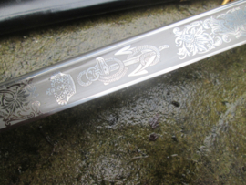 Dutch naval post war sword with etching. nederlands Marine sabel Luitenant ter Zee. WKC Solingen. mooi geetst.