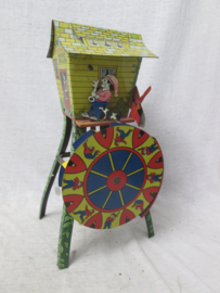 Tin play toy, mechanical, works with sand. Blikken speelgoed dat door zand de molen laat draaien en bewegen MERRY MILLER.