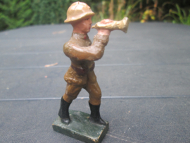 FB Fabrication Belge Belgium soldier with bugle. Belgische soldaat met bazuin.