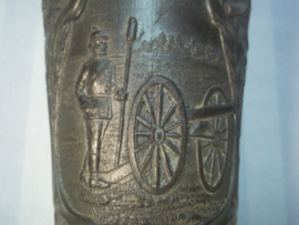 Tinnen beker, met militaire afbeeldingen van het Pruisische leger, leuk gemarkeerd met de maker. Pewter cup with military images.