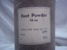 5 verschillende blikjes en navulbus met FOOT POWDER. 1940 leuke aparte set.