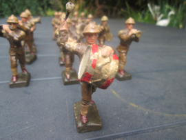 LINEOL Belgium soldiers drumband smaller size. 15 Belgische soldaten drumband 1 met lyra. kleiner model soldaatjes bijzonder apart.