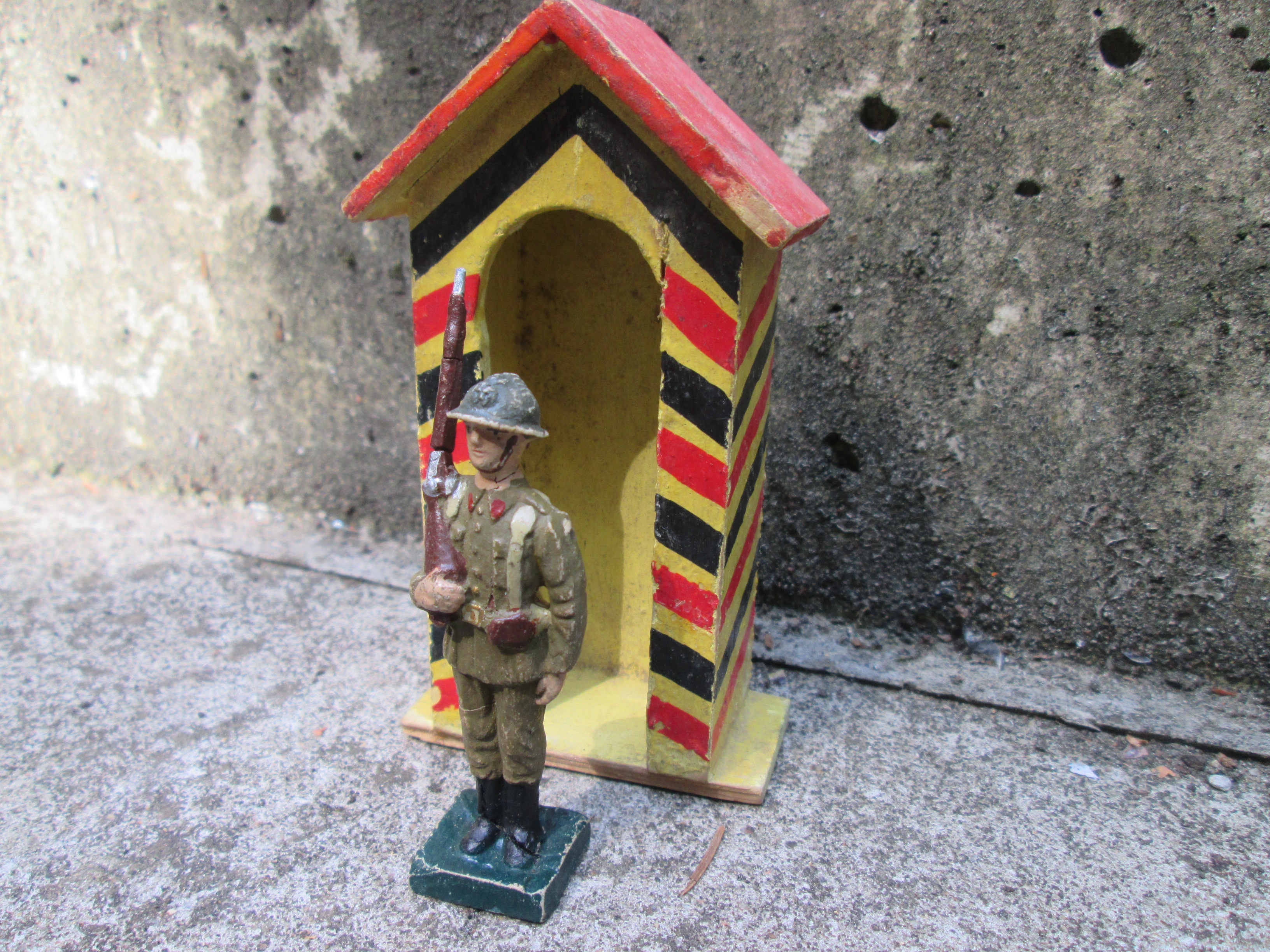 DURSO Belgium soldier on guard. Belgische soldaat op wacht met wachthuisje, leeuwembleem op de helm duidelijk zichtbaar zeldzaam stuk.