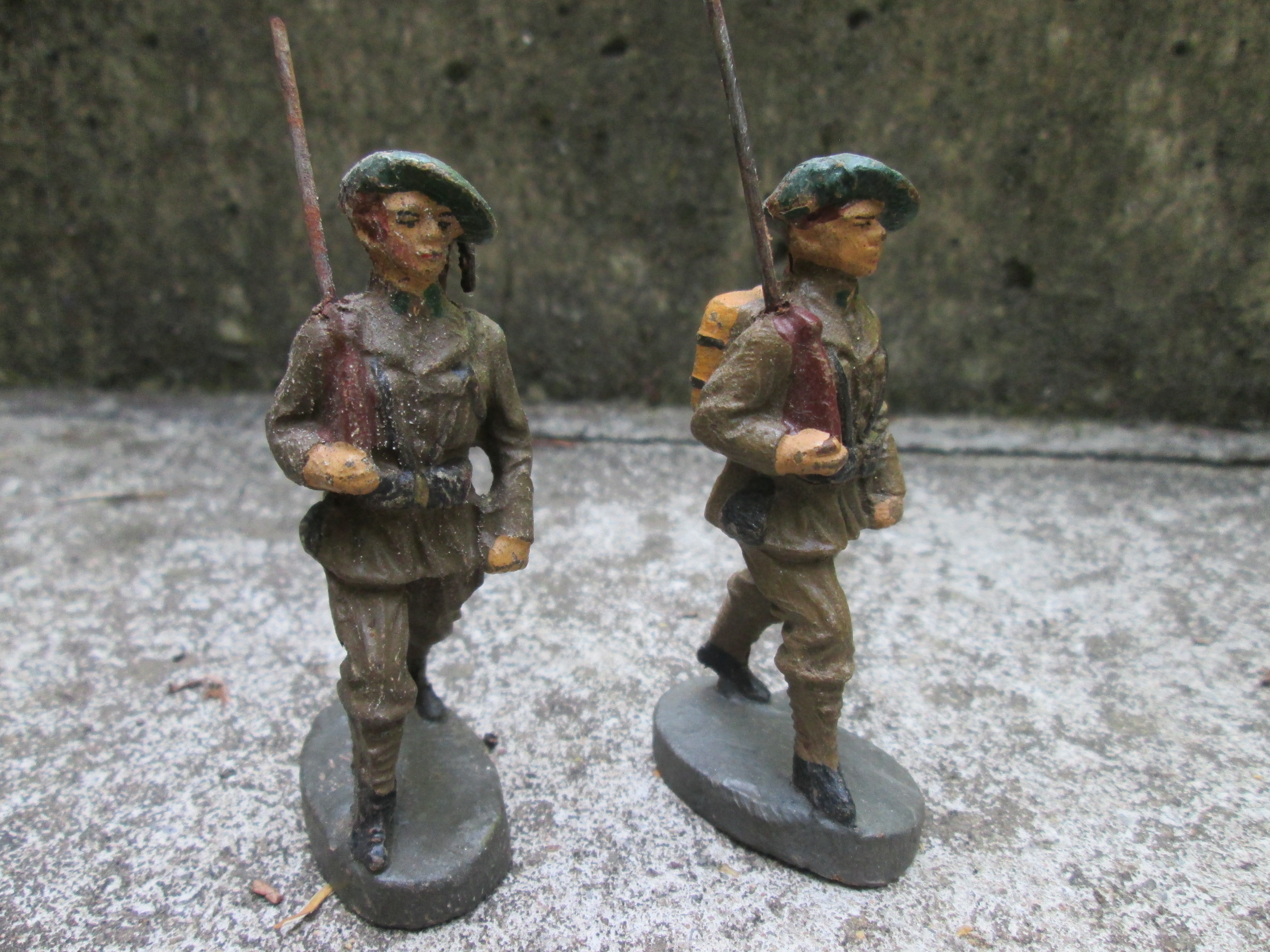 Elastolin, 2 Belgium soldiers. 2 Speelgoed soldaatjes, Belgische Ardense jagers, zeer nette staat.