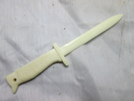 Set of German colonial items, very rare. bayonet of ivory with KAMERUN engraved. Kavel Südwest Afrika herinnerings items 2 speldjes en ivoren bajonet als briefopener. speldje koloniale hoed .BDMA- Willkommen Daheim.