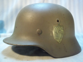 Norwegian helmet Mdl.1940 with double decal. and German innerliner. very nice condition Noorse helm M-40 Duits model met Dubbele Decal compleet met binnenwerk en riempje, maat ET 64- perfecte staat.