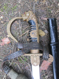 German Wehrmacht sword, F.W. HÖLLER in Solingen. Duits wehrmacht sabel, compleet met troddel, sabeldrager en riem mooi gemarkeerd. leeuwenkop met rode steen, en Wehrmacht adelaar. troddel met roze stof van binnen.