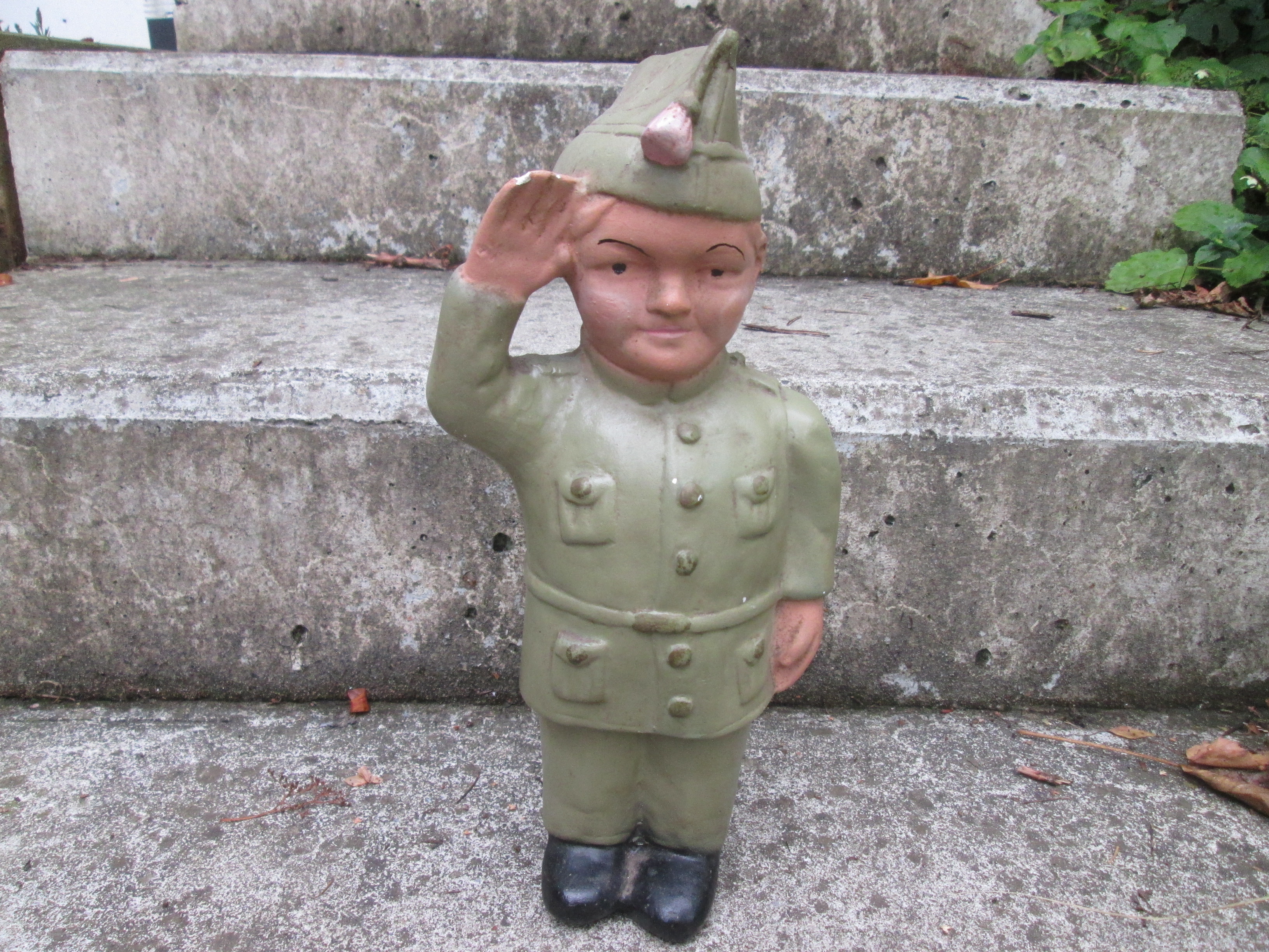 Belgium soldier as moneybox, very rare, Belgische soldaat met typische muts als gipsen spaarpot, vrij apart, zijn er ook niet veel meer van over gebleven, groot model.
