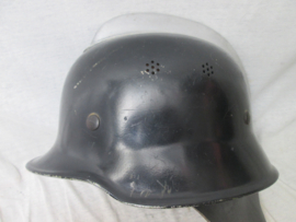 Dutch fire helmet, German model. Nederlandse brandweerhelm 1950- 1950 Duits model met neklap, zeer nette staat.