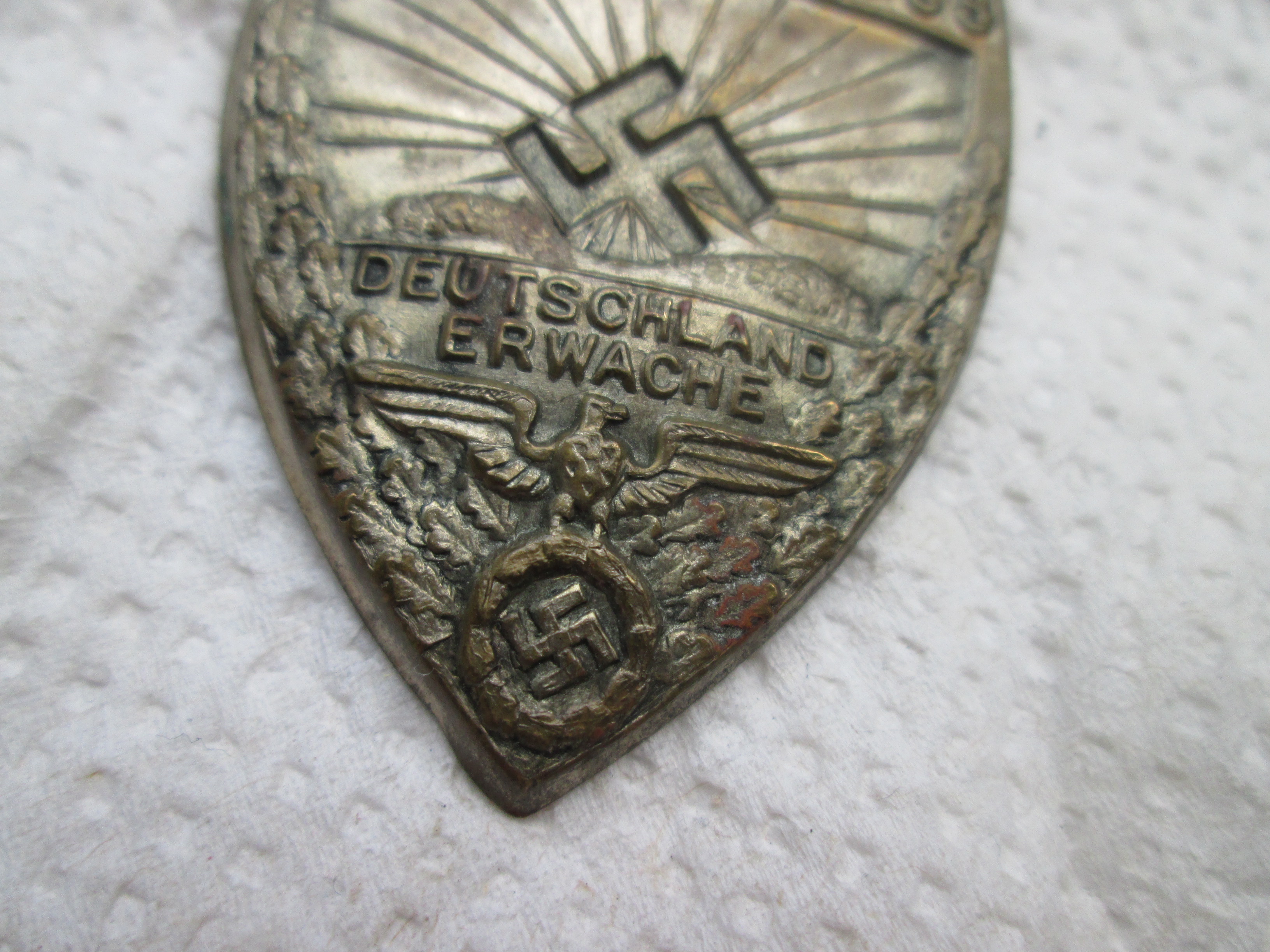 German tinnie, Rally badge, Duitse tinnie H.J.- S.A. Hitler-Jugend Unterbanntreffen Brake i.o. 1933. Deutschland Erwache. very extreme rare HJ badge. zeldzame tinnie HJ en Sturm-abteilung.