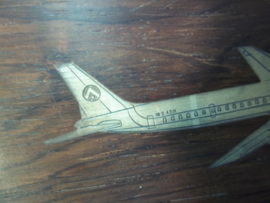 Houten kistje met daarin ingelegd een metalen vliegtuig van ATLANTIS, een Portugeese maatschappij.