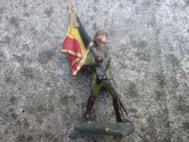DURSO Belgium soldier with flag. Belgische soldaat met vlag goede staat.