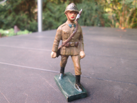 DURSO Belgium soldier marching with rifle. Belgische soldaat marcheert met geweer op de rug.