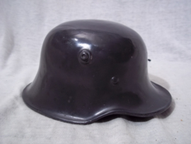 Duitse miniatuur helm Model 1916, zeer bijzonder is het formaat  15 bij 11 bij 9 cm. Dit is vrij groot, maar daarom is het ook een bijzonder press-papier. Zeldzaam stuk.
