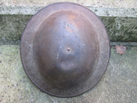 British brodie helmet 2nd pattern, nicely marked, with the red brodie helmet stamp maker is FS-160. Engelse helm WO1 nog in de originele kleur, worden steeds moeilijker te vinden in deze staat en zijn nu redelijk zeldzaam.
