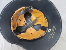 German civil defense helmet Gladiator. with original decal and innerliner, chinstrap is broken. Duitse Luchtbeschermingshelm LUFTSCHUTZ, Gladiator model, origineel decal en binnenwerk, riem gebroken zeer nette helm.