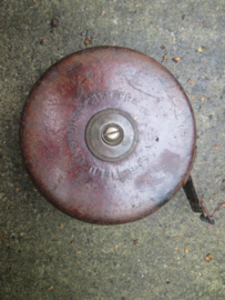 British measuring tool equipment in yards and meters, marked with broad arrow. Engels meetlint met de twee maten gebruikt bij artillerie eenheden voorzien van de oorlogspijl .