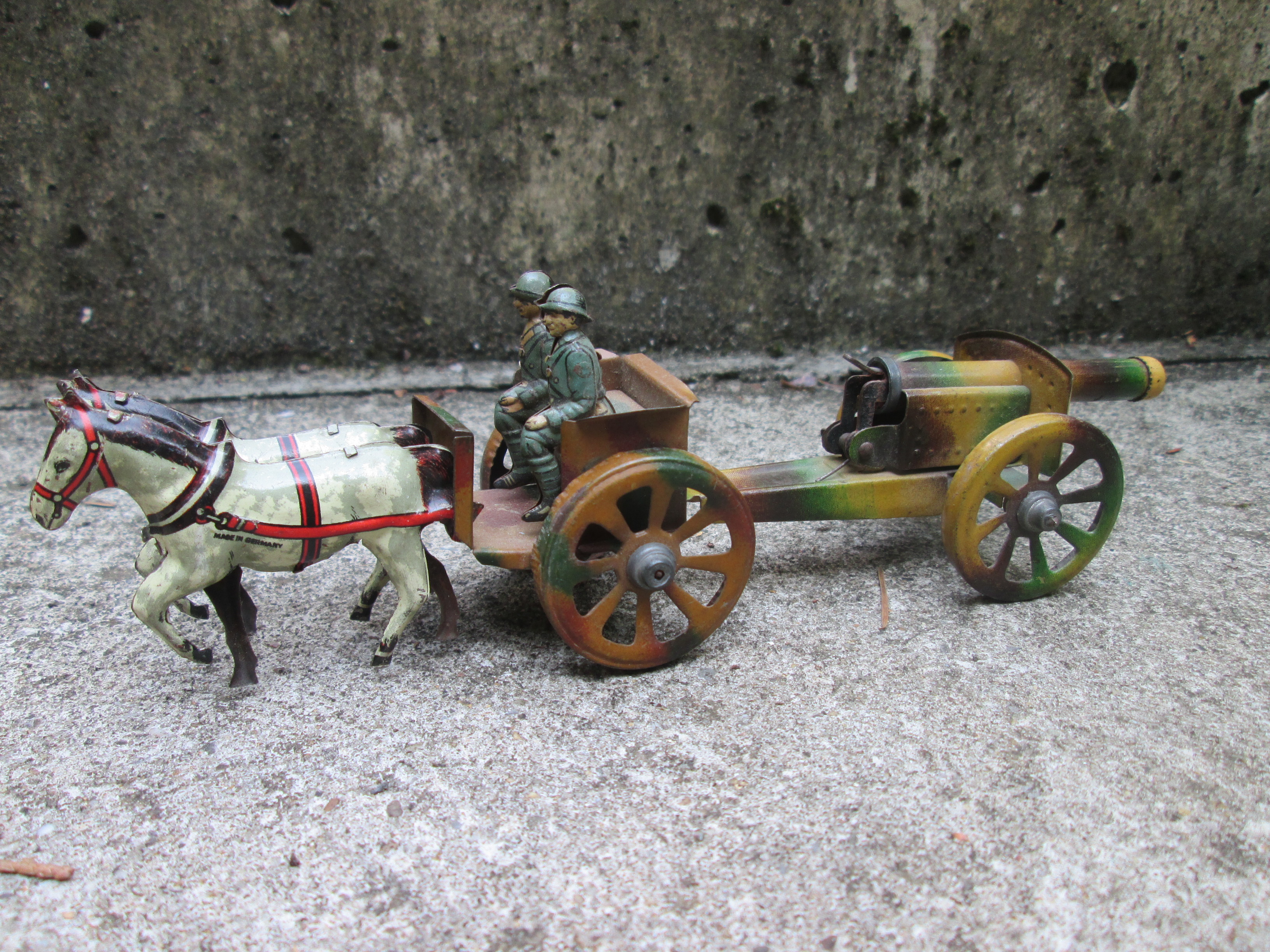 Tin toy German soldiers with canon. Blikken speelgoed, vooroorlogs, Duitse soldaten met kanon en paard en wagen. made in Germany, bijzonder stuk.