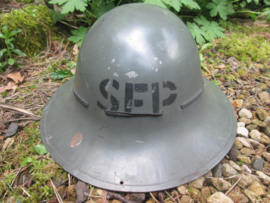 British civil defence helmet (Zuckerman) marked George Streeton & Sons Ltd. Luton 1941 SFP = Street Fire Party. untouched condition. Engelse Burger beschermings helm in TOP staat zo vind je ze nauwlijks met originele kinriem TOP