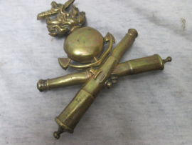 French Navy Artillery shako plate Circa 1850- 1900, Franse Marine- artillerie shako embleem, genummerd aan de achterkant, Zeldzaam stuk, compleet met de 3 bevestigings ogen.