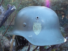 Norwegian helmet, German made.Noorse helm, Duits model 1942 met de twee decals van Noorwegen. Dit soort helmen zijn nu vrij zeldzaam, omdat vele omgebouwd zijn tot Duitse helmen, de 2 originele decals maken deze helm uniek, Model 42.