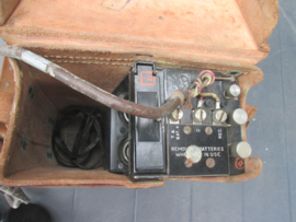 US-Army fieldtelephone in  a leather case, nicely marked US- Army Signal Corps, US veldtelefoon in leren tas in een mint staat, geheel compleet bijzonder stuk.