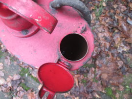SHELL oil pump. Shell olie vat pomp wat je handmatig op kom pompen, mooi gemarkeerd decoratief stuk.