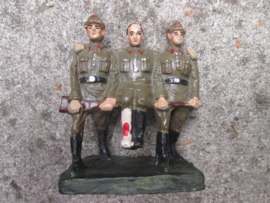 DURSO 3 soldiers Russian with wounded man. 3 Russische soldaten een gewonde dragend.