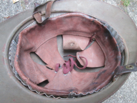 Belgium steelhelmet M 1915 also worn after 1918. Belgische helm M15 bruine kleur interbellum gedragen met origineel binnenwerk.