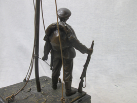 German statue of the Imperial Navy. Duits bronzen beeld van de Keizerlijke Marine, met een matroos van het Seebattalion die aan land gingen als een soort mariniers in China en Afrika. zeer bijzonder met herinneringsplaat datum 11- 11-  1915 Zeldzaam stuk