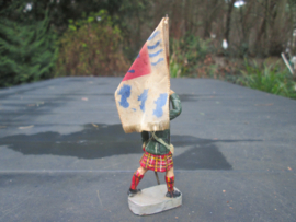 CHIALU Scottish soldier with typical Scottish flag very rare piece. Schotse soldaat met Schotse vlag.