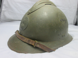 French helmet M-1926 with infantry badge. Franse helm met infanterie embleem. embleem is vernieuwd. casque Adrianne.