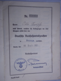 Duitse oorkonde voor het bronzen sport abzeichen D.R.L. mooi ingevuld document met man op foto in uniform van de Luftwaffe. zeer aparte foto zie petkoord.